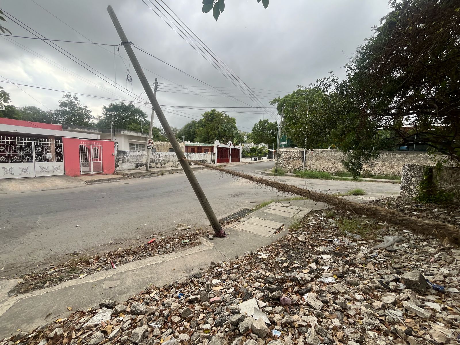 Poste en mal estado pone en riesgo la seguridad de los vecinos del centro de Mérida