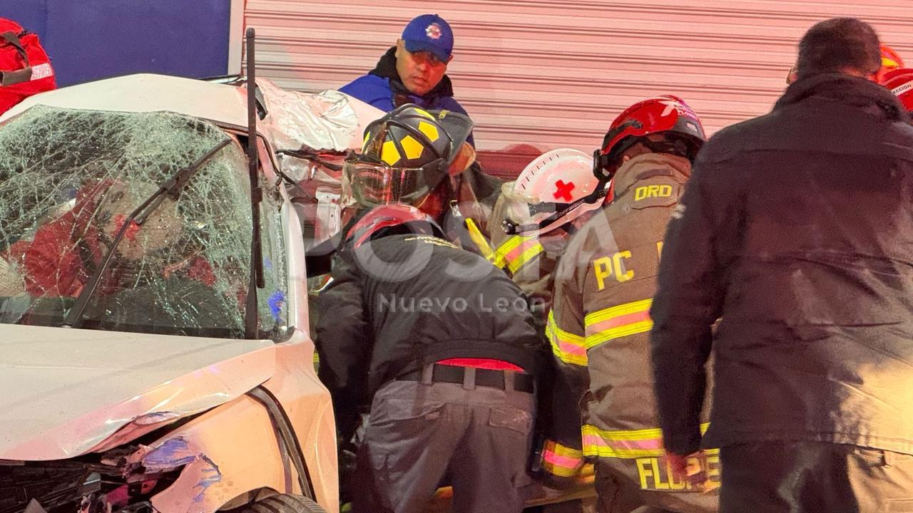 Elementos de Protección Civil, paramédicos y policías auxiliando a los heridos. Foto: POSTA MX.