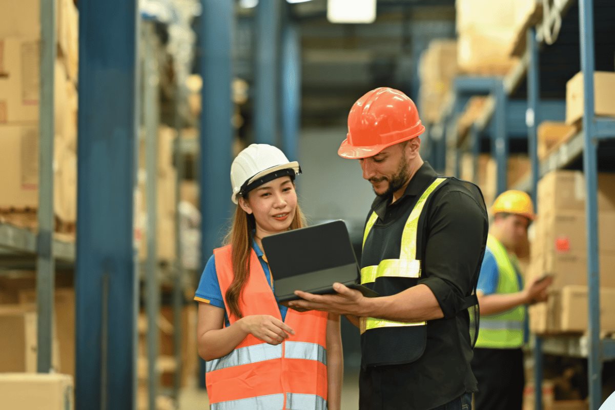 Home Depot ofrece diversos beneficios para los trabajadores de su CEDIS en Ciénega de Flores. Foto: Canva.