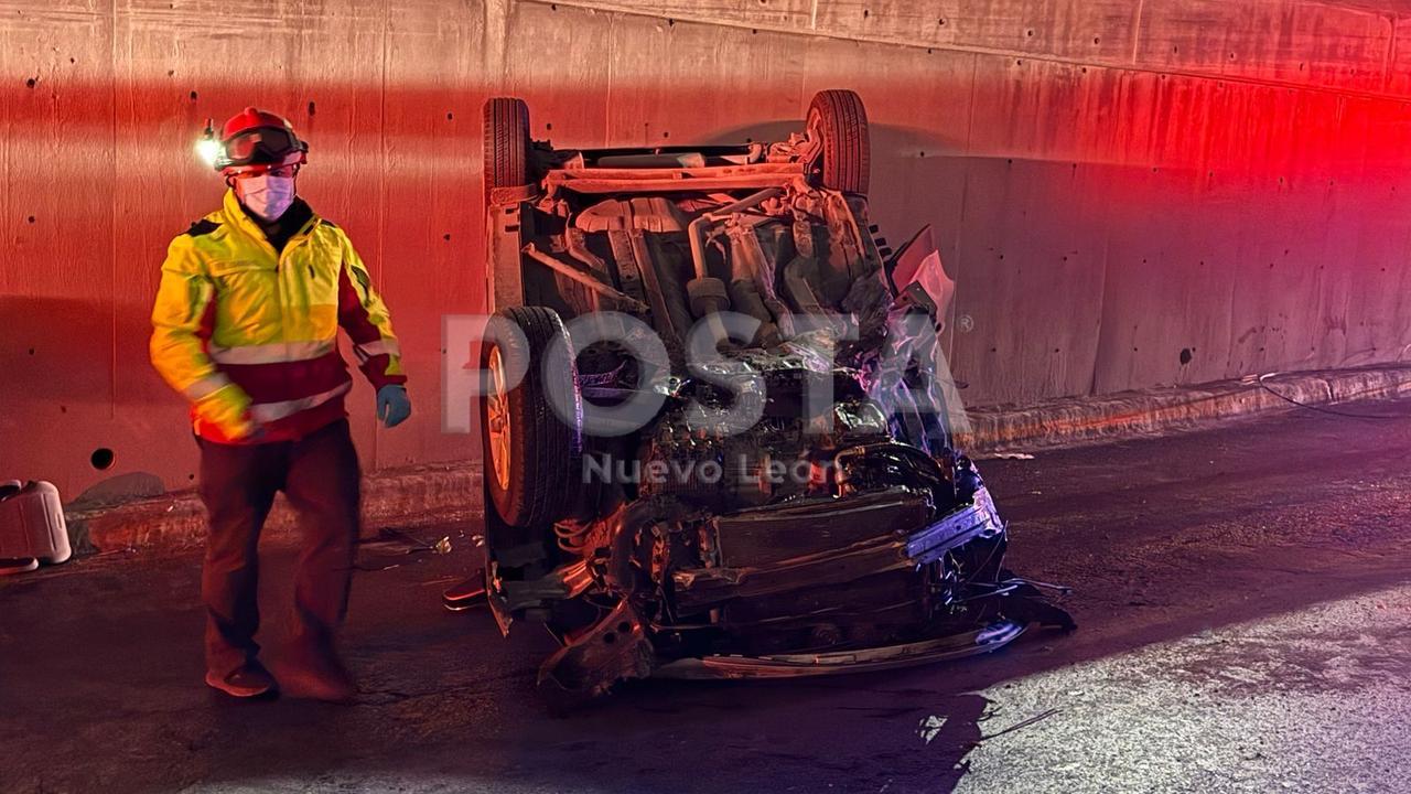 Elemento de Protección Civil en la avenida Revolución donde ocurrió la volcadura. Foto: POSTA MX.