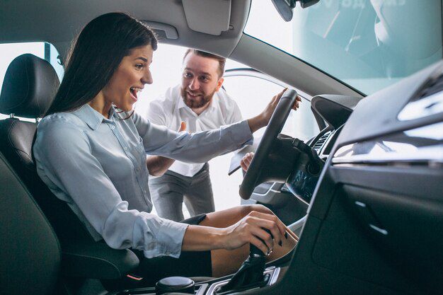 Mujer manejando vehiculo. Foto: Freepik