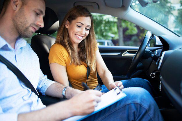 Hombre y mujer en vehiculo. Foto: Freepik