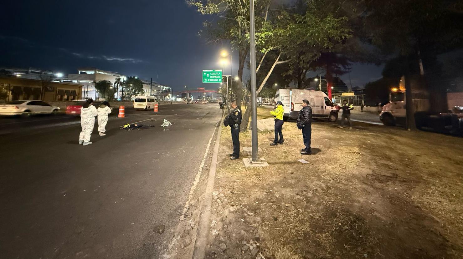 Motociclista que derrapó murió en la alcaldía Iztapalapa. Foto: Ramón Ramírez