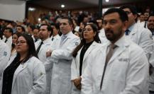 Celebra IMSS Coahuila graduación de 288 médicos residentes