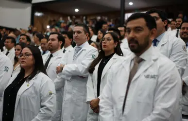 Celebra IMSS Coahuila graduación de 288 médicos residentes