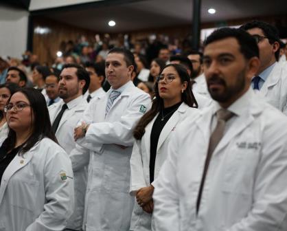 Celebra IMSS Coahuila graduación de 288 médicos residentes