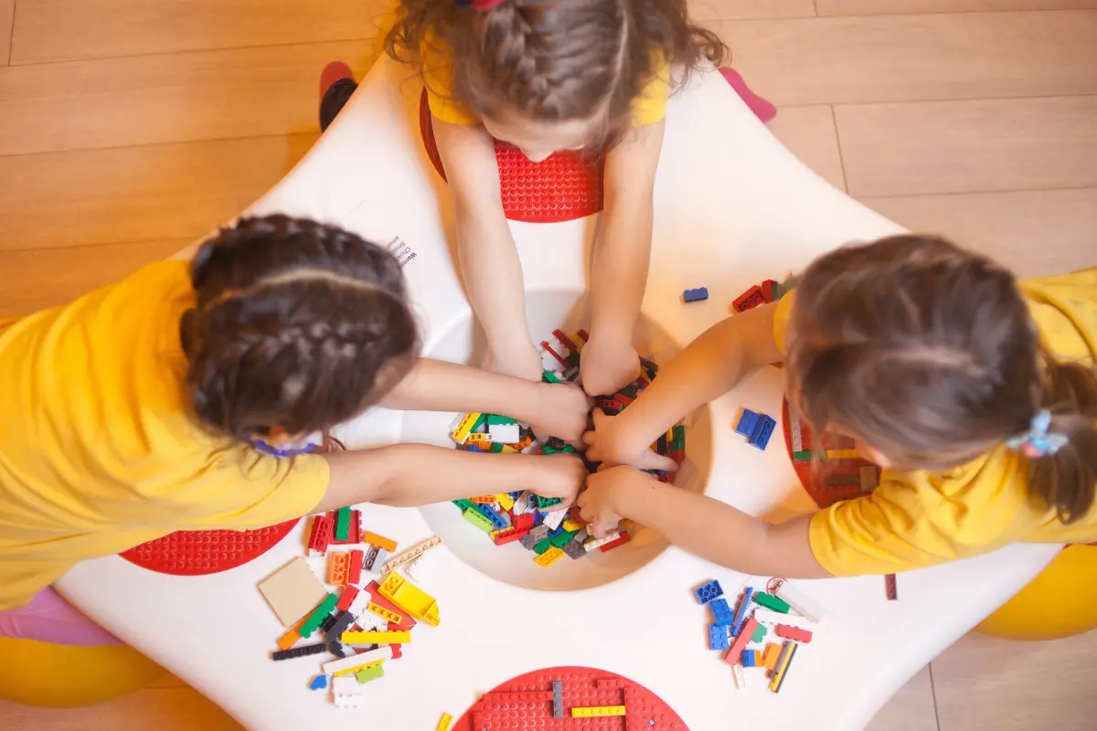 Para proteger a los niños y al personal, se implementan diversas medidas de seguridad Foto: Canva