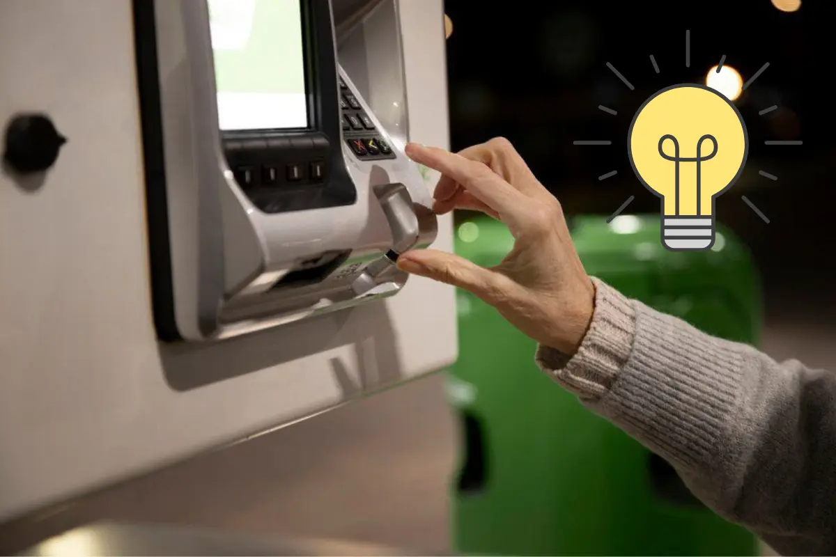 Persona haciendo el pago a CFE a través de cajero automatico. Foto: Posta Tamaulipas