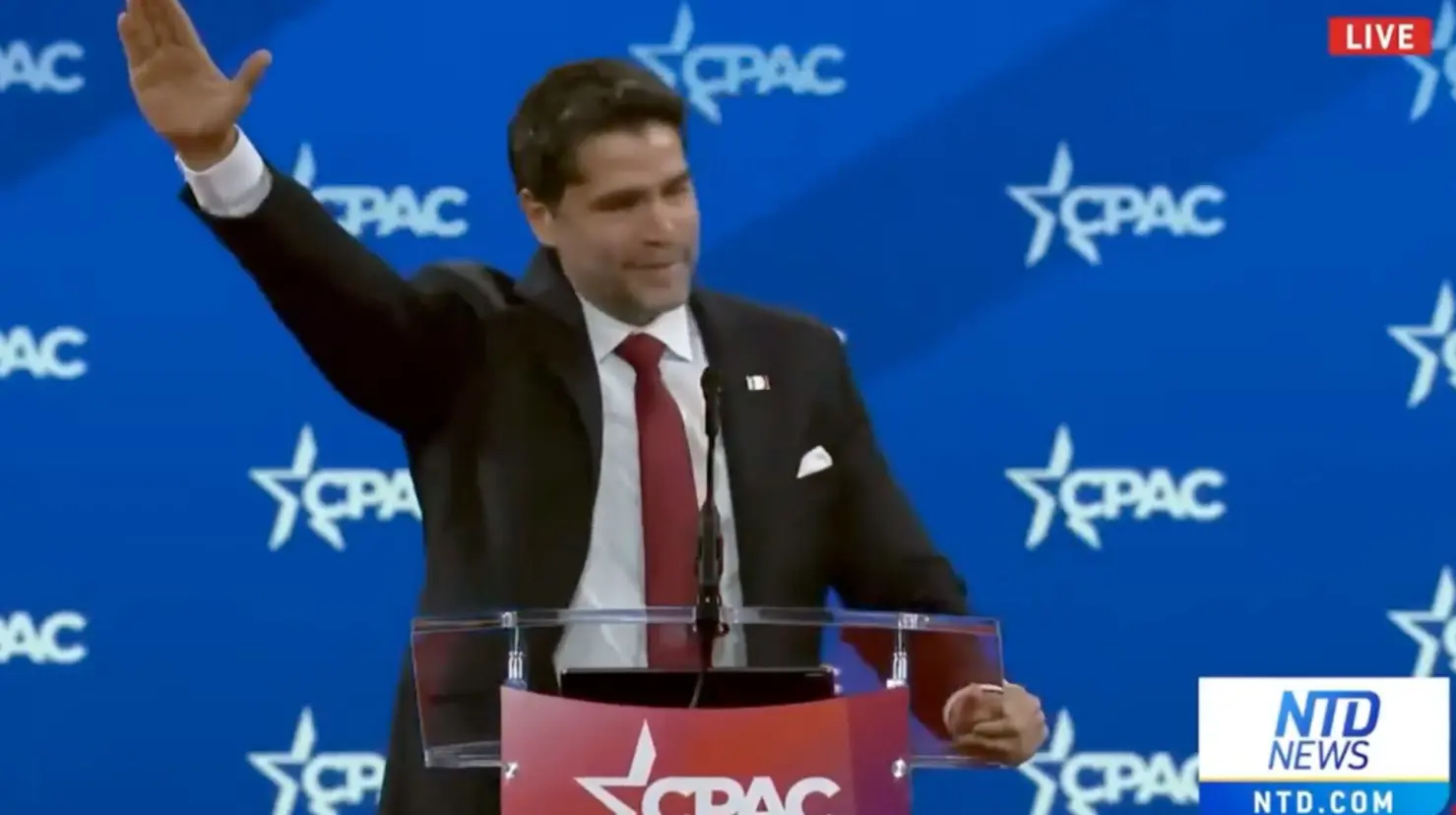 Eduardo Verástegui hace saludo nazi en CPAC. Foto: Captura de pantalla NTD News