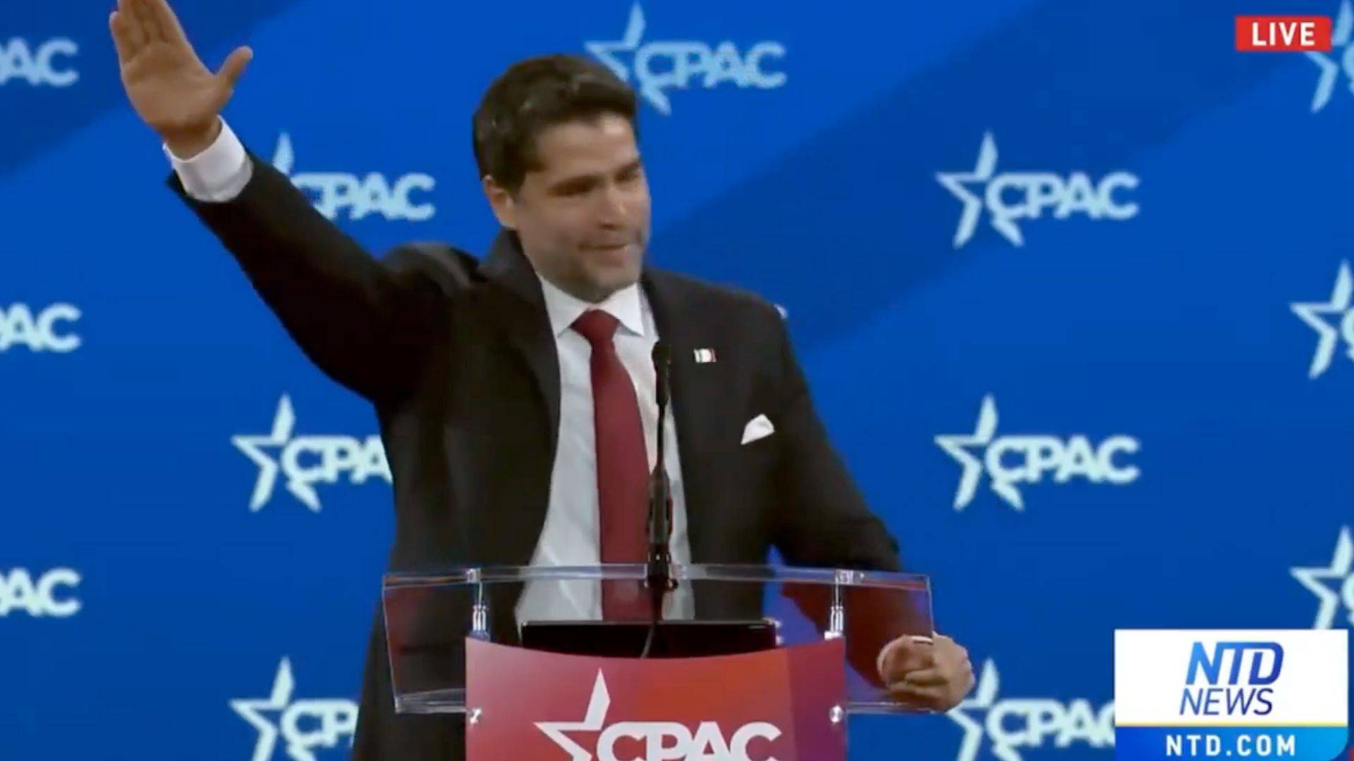 Eduardo Verástegui hace saludo nazi en CPAC. Foto: Captura de pantalla NTD News