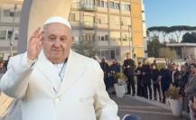 Fieles católicos se reúnen afuera del hospital para rezar por el Papa Francisco