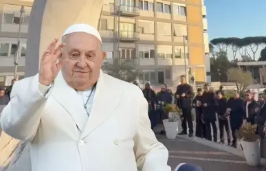 Fieles católicos se reúnen afuera del hospital para rezar por el Papa Francisco