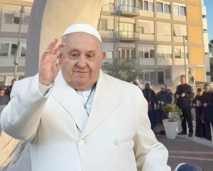 Fieles católicos se reúnen afuera del hospital para rezar por el Papa Francisco