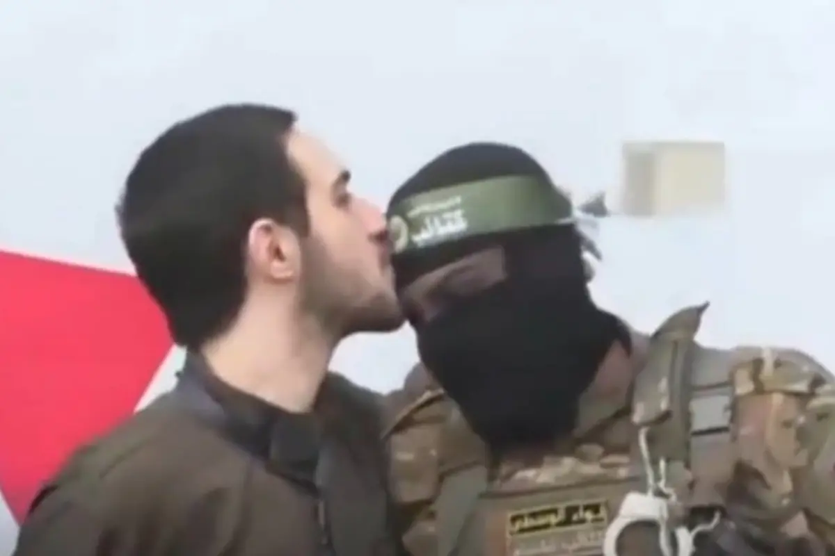 Rehén israelí besa en la frente a integrantes del grupo Hamás. Créditos: X (@trtworld).