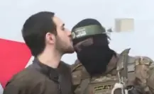 Rehén israelí besa en la frente a integrantes de Hamás durante su liberación 
