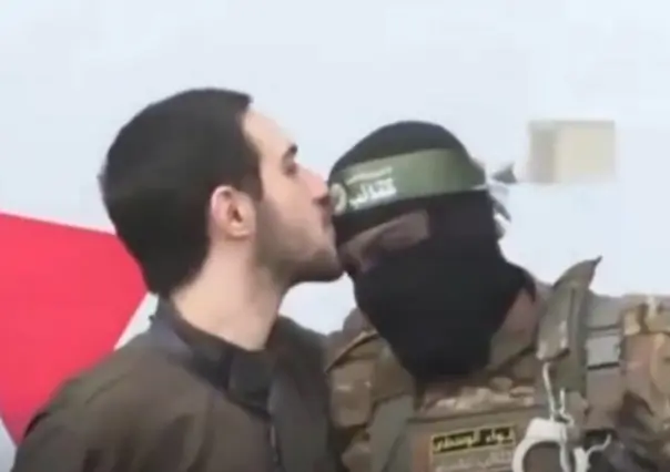 Rehén israelí besa en la frente a integrantes de Hamás durante su liberación 