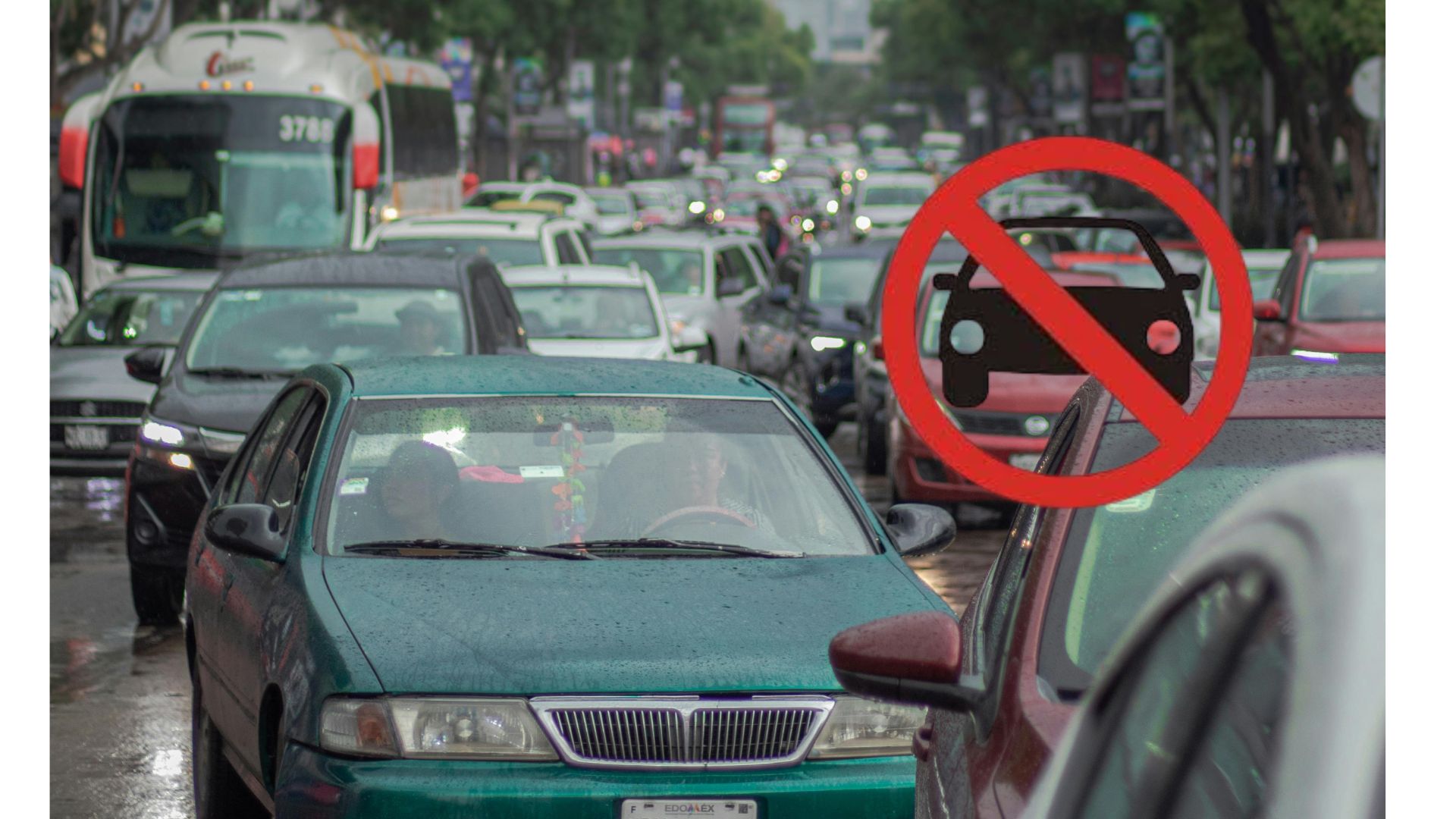 Autos circulando en CDMX, logo prohibido. Foto: Pexels I Canva