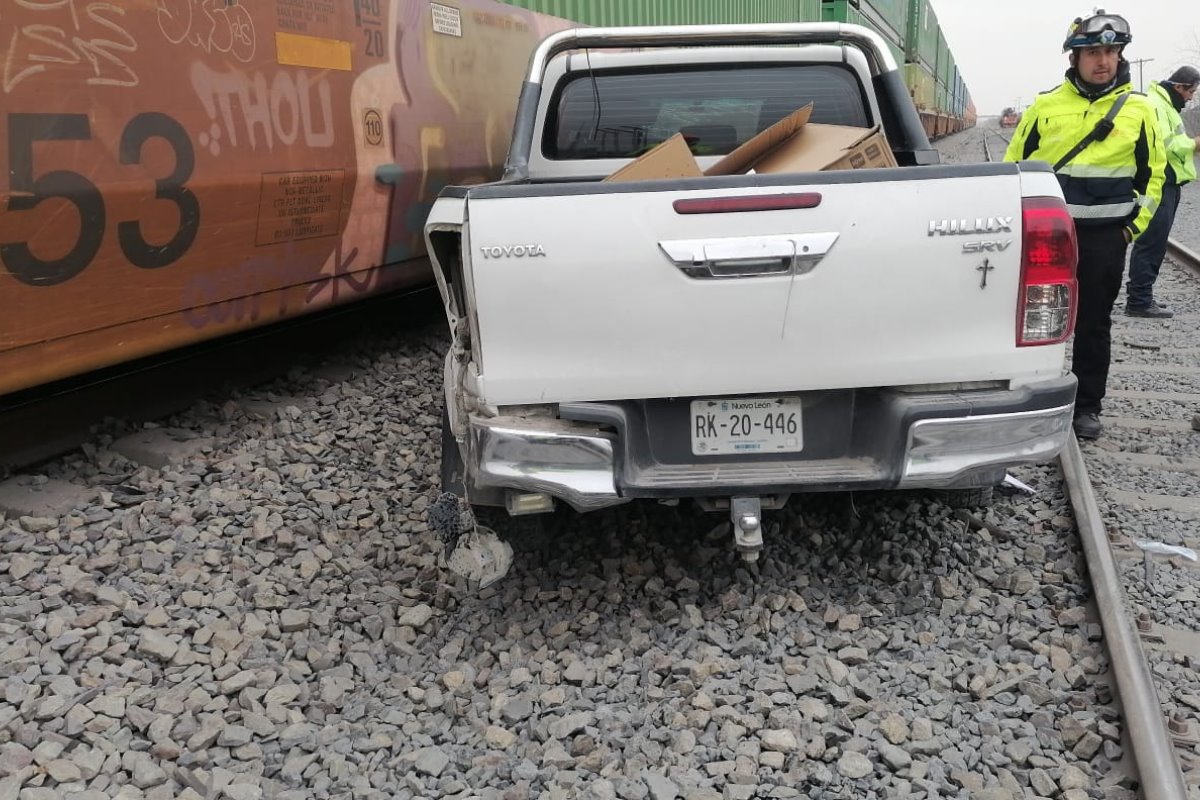 En un intento fallido por ganarle al tren, un hombre muere sobre el Libramiento Noroeste/Foto: Protección Civil de Nuevo León