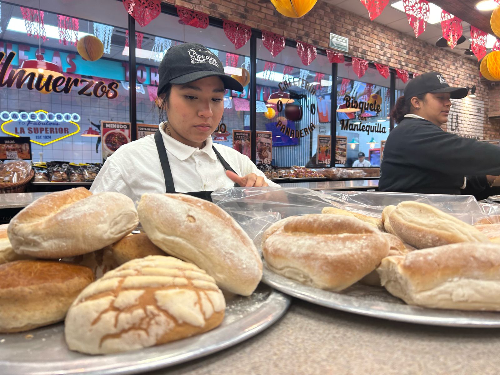 Regios mitigan el frío con un delicioso pan y café