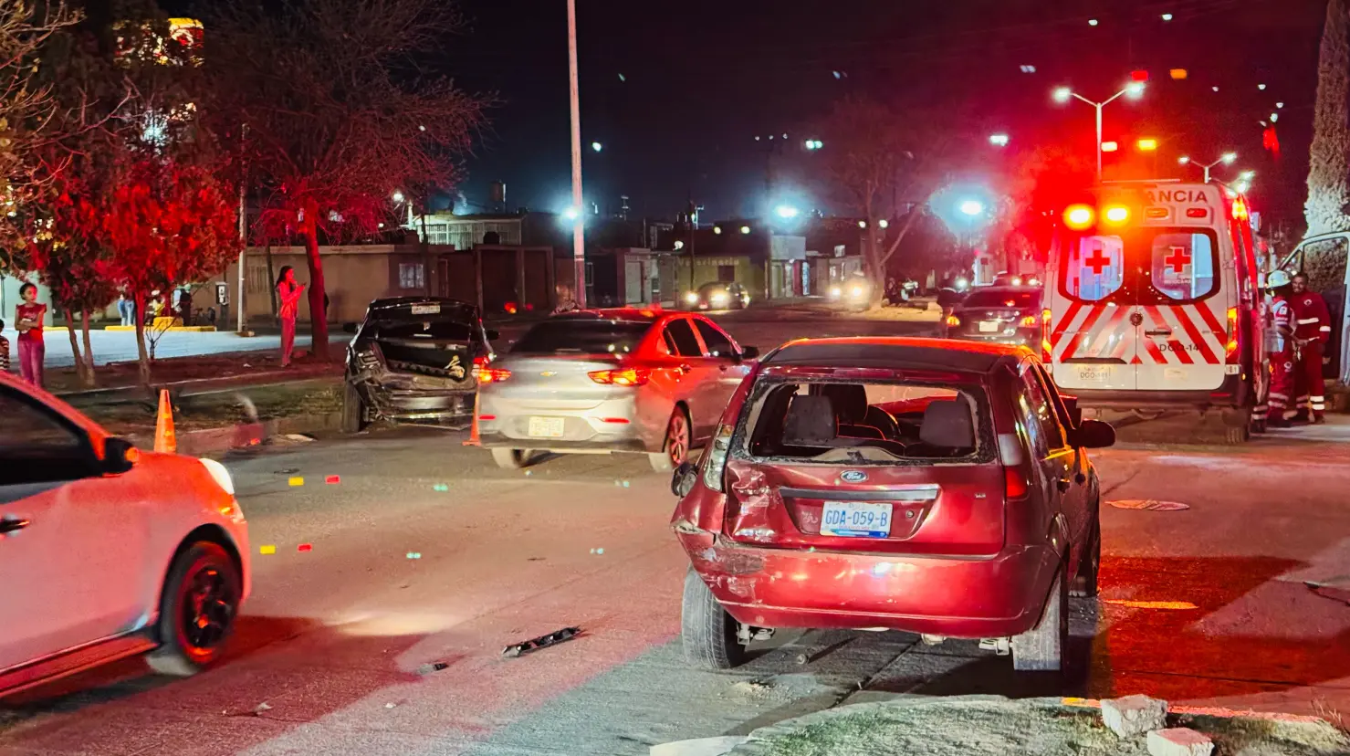 Foto: Especial. | Un conductor se dio a la fuga luego de provocar un accidente en donde dejó un total de tres personas lesionadas y una par de vehículos dañados.