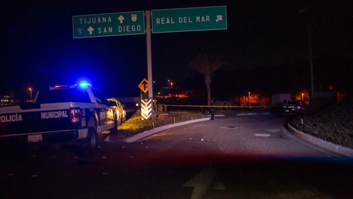 La camioneta Extierra gris, vehículo utilizado por los agresores, fue abandonada durante la huida tras el ataque a los policías municipales en Playas de Rosarito. Foto: Facebook / Alfredo Alvarez Policía y Rescate