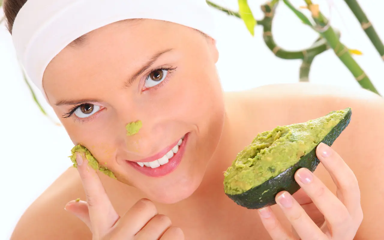 El aguacate es una fruta con propiedades hidratantes y la chía tiene antioxidantes. Foto: Canva
