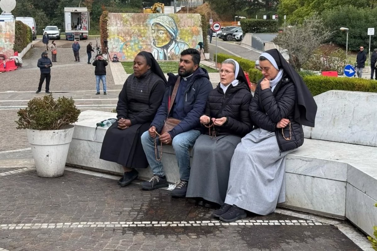 Los creyentes de todo el mundo se reúnen para orar por el Papa. Créditos: Vatican News.