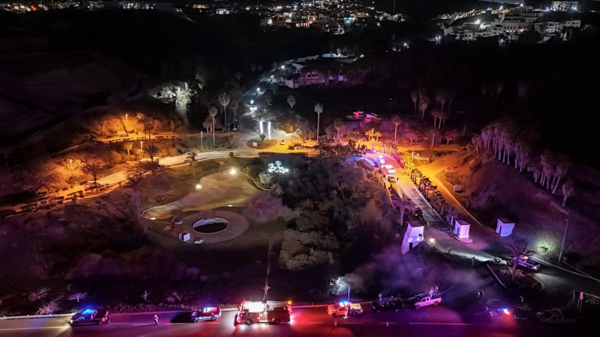 El Chevrolet Malibu blanco fue el vehículo en el que los agresores continuaron su huida antes de perder el control y volcarse. Foto: Facebook / Alfredo Alvarez Policía y Rescate