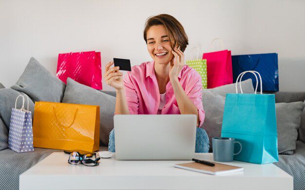 Mujer llamando por celular a Banco. Foto: Freepik