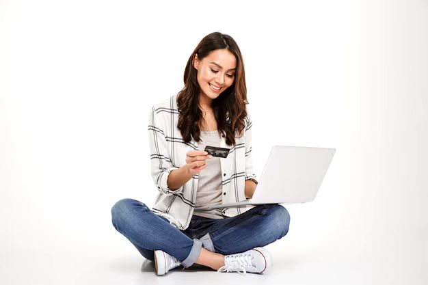 Mujer feliz realizando compra por Internet. Foto: Freepik