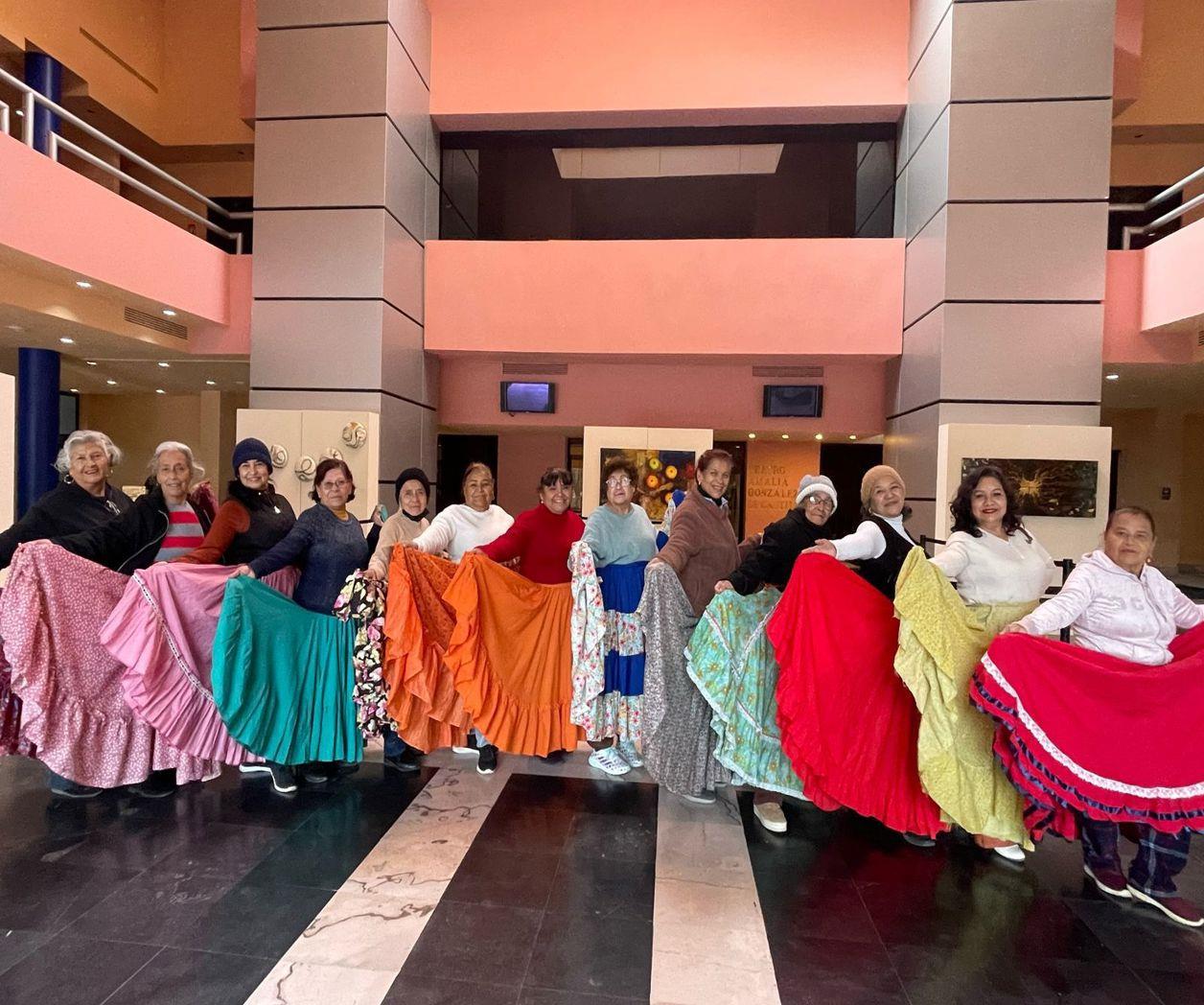 Grupo de baile folclórico de mujeres de la tercera edad. Foto: Posta Tamaulipas