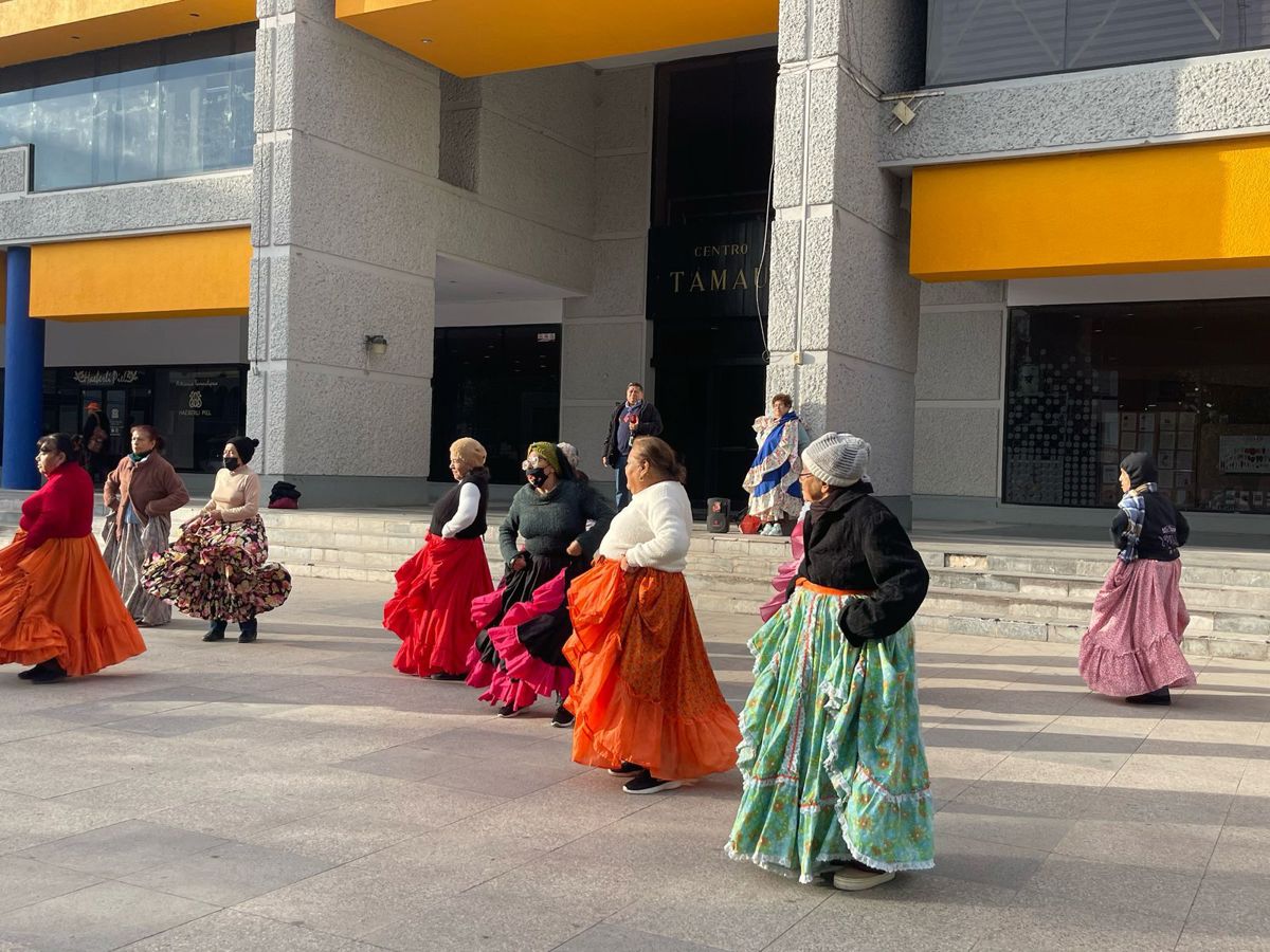 Personas de la tercera edad, disrutando del baile con sus compañeras. Foto: Posta Tamaulipas