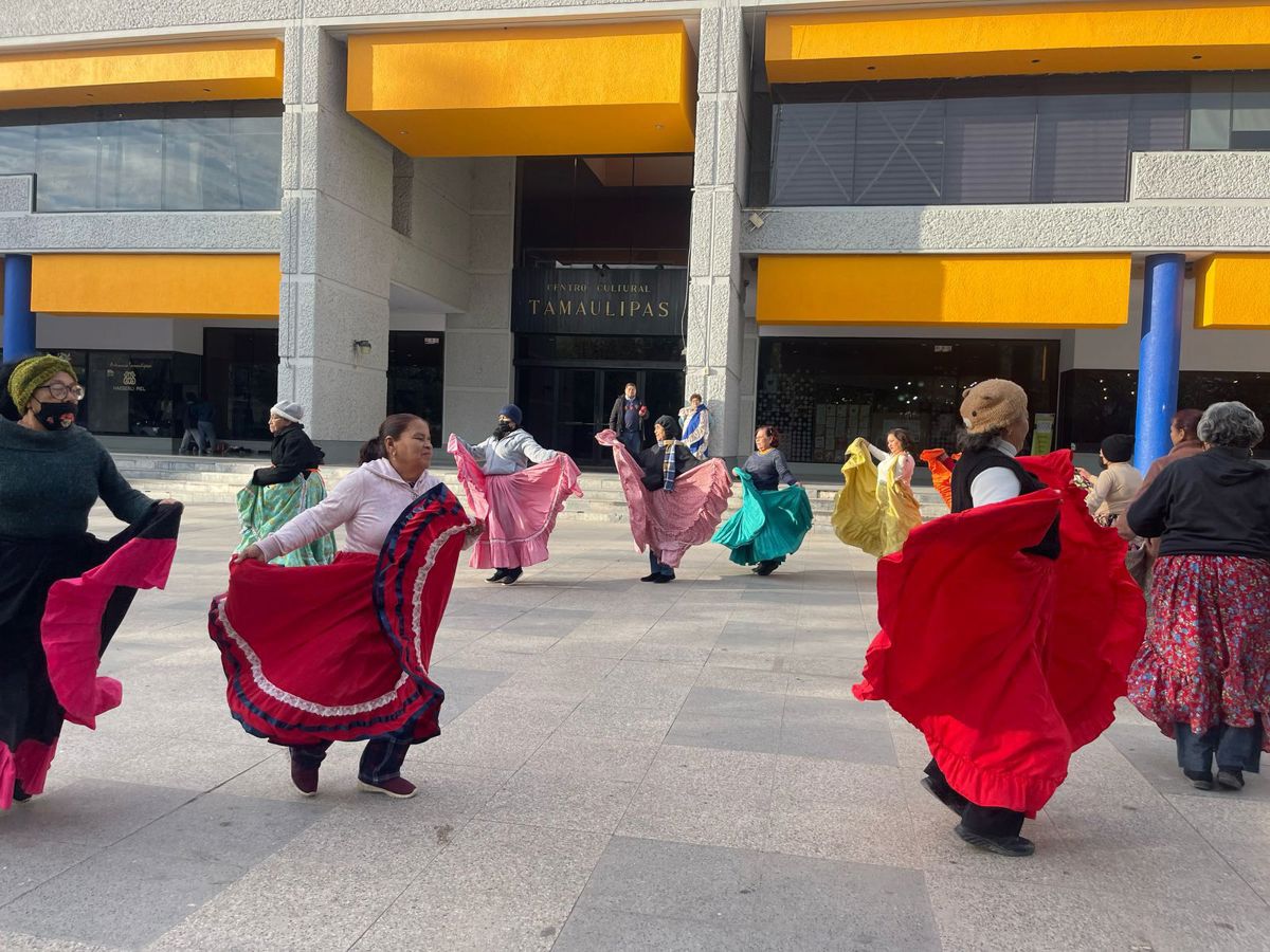 Personas de la tercera edad, disrutando del baile con sus compañeras. Foto: Posta Tamaulipas