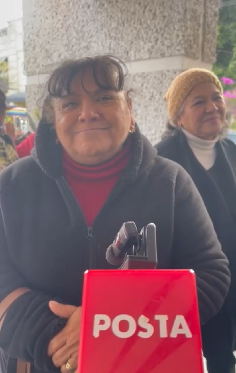 Mujeres de la tercera edad comentando sus experiencias dentro del grupo de baile. Foto: Posta Tamaulipas