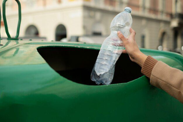 Joven tirando basura en bote. Foto: Freepik