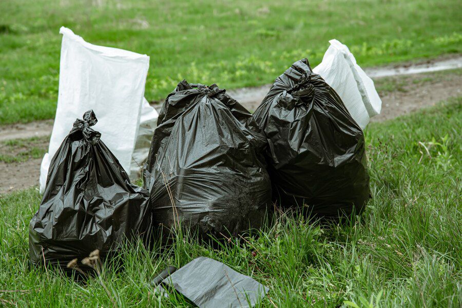 Bolsas de basura en la calle. Foto: Freepik