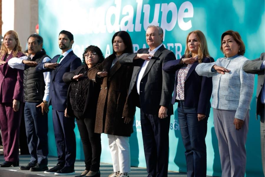 Héctor García celebra el Día de la Bandera en Guadalupe