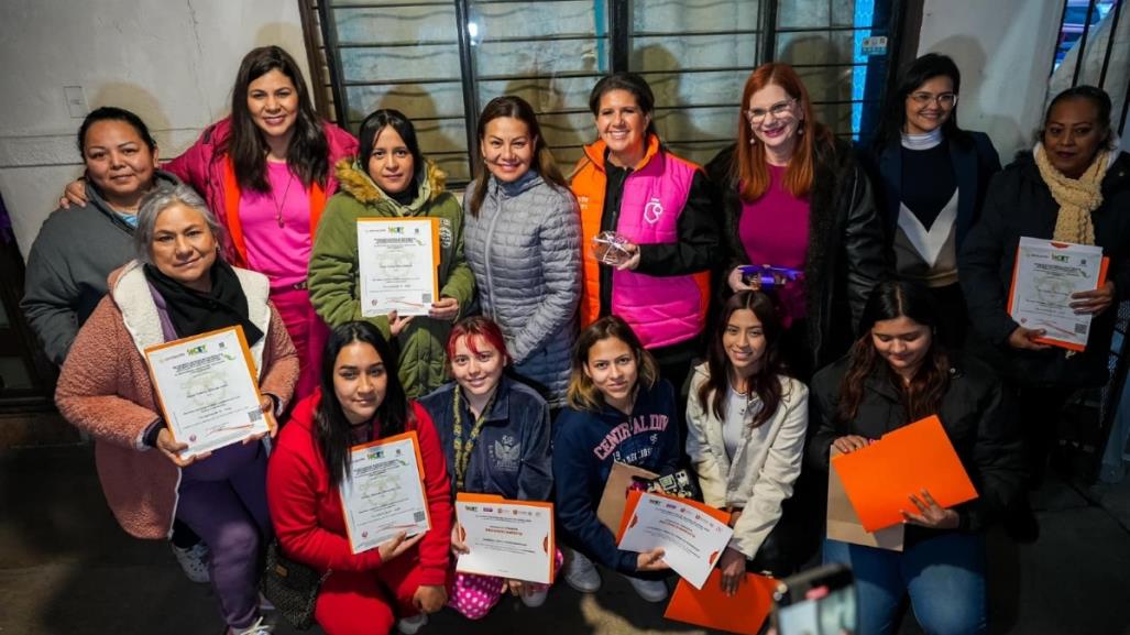 Reconocen a mujeres que concluyeron taller de colorimetría