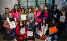 Reconocen a mujeres que concluyeron taller de colorimetría