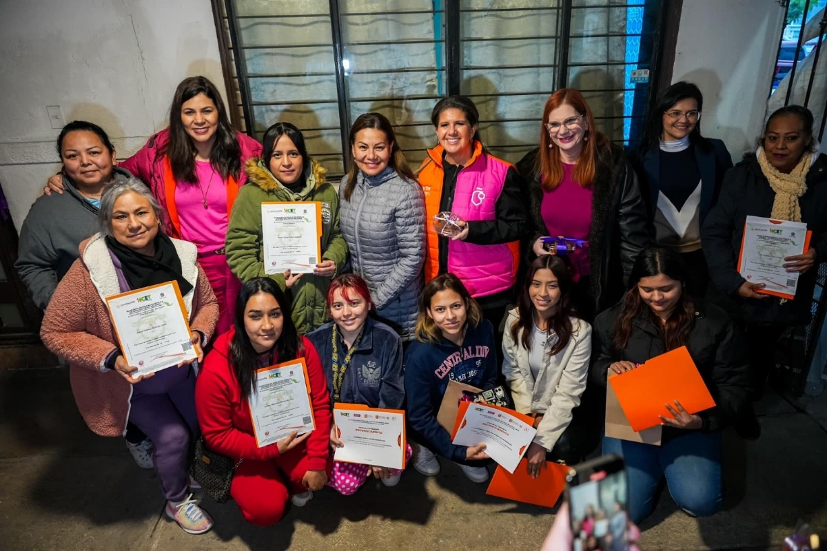 Reconocen a mujeres que concluyeron taller de colorimetría