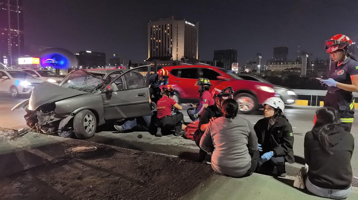 Elementos de Protección Civil en la zona donde ocurrió el accidente vial. Foto: Protección Civil de Nuevo León.