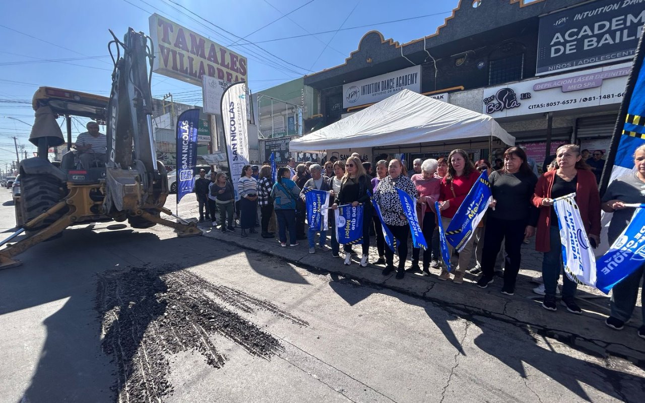 El alcalde de San Nicolás y vecinos de la colonia las Puentes dieron el banderazo de arranque de la rehabilitación de la Avenida Cordillera de Los Andes/Foto: Rosy Sandoval