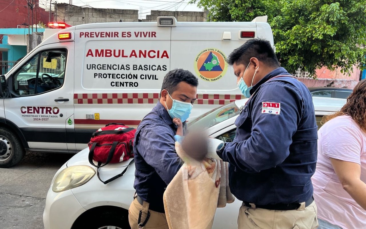 Bebé siendo auxiliado por paramédicos. Foto: X (@CentroInforma)