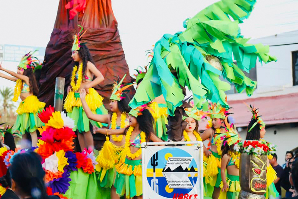 En el desfile participaron la UABCS y la Escuela Normal de Loreto.