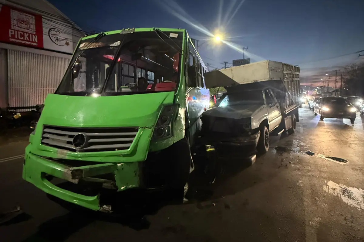 Choque de transporte público y vehículo del Gobierno de la CDMX.    Foto: Ramón Ramírez