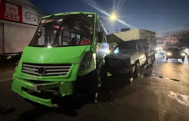 Choque de transporte público y vehículo del Gobierno de la CDMX sin lesionados