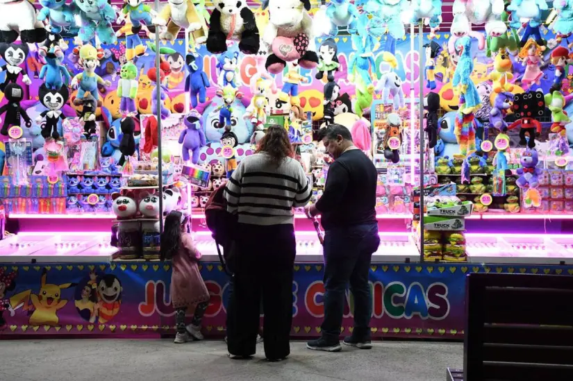 Los comerciantes deben cubrir costos adicionales como exámenes médicos y tarifas de la COEPRIS, complicando aún más su participación en el evento. Foto: Facebook / Carnavalito La Paz