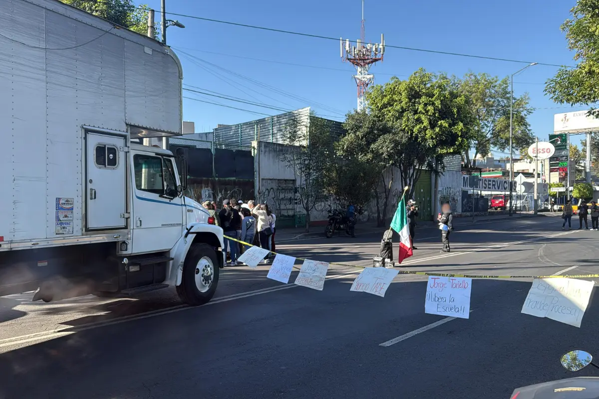 Personas que se manifiestan al exterior de una escuela de monjas en CDMX.