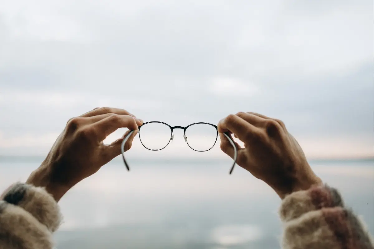 Imagen ilustrativa de una persona y lentes. Foto: Canva