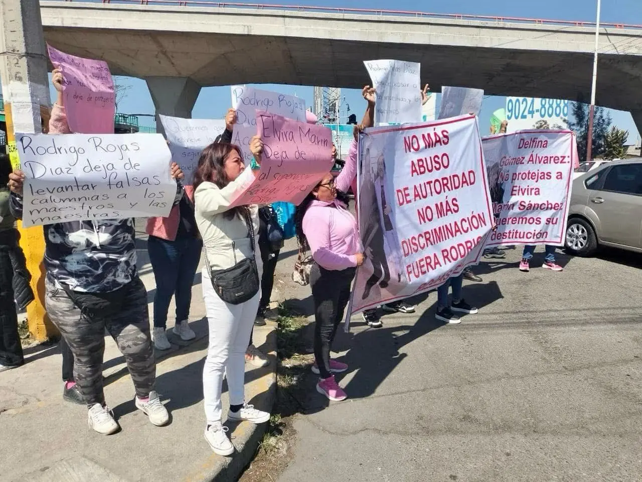Los manifestantes exigen la destitución de una funcionaria de educación pública del municipio. Imagen: Cortesía